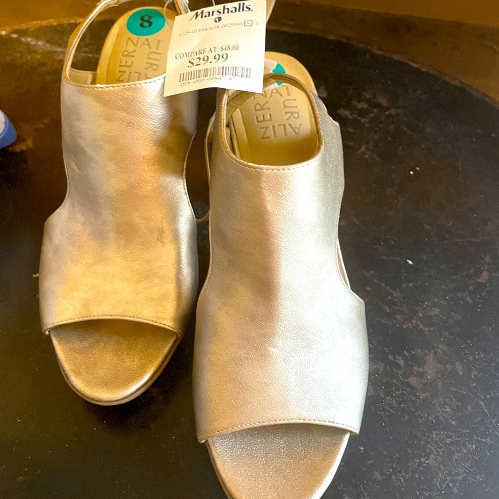 NWT Neutralizer Size 8 Gold Heel